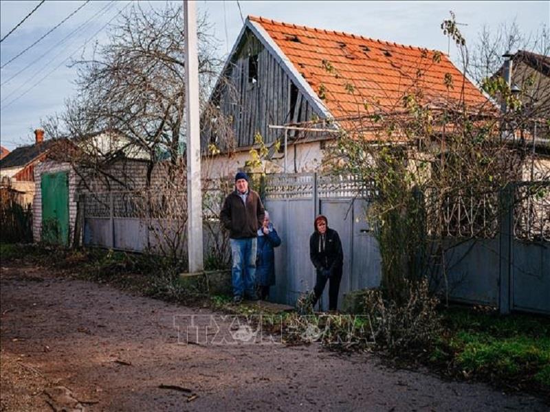 Người dân tại Kherson, Ukraine, ngày 1/1/2023. (Ảnh: AFP/TTXVN)