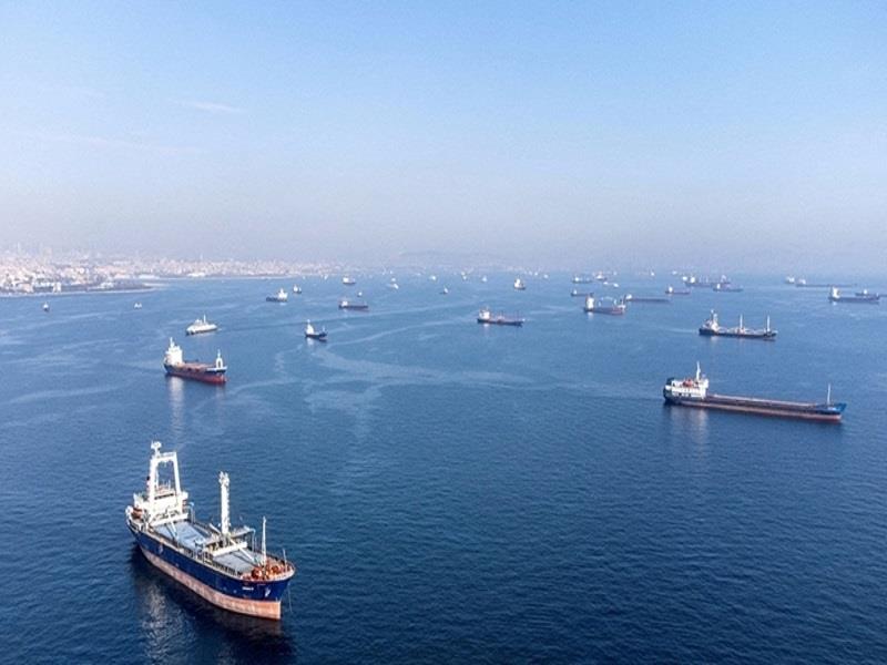 Các tàu vận tải chờ đi qua eo biển Bosphorus, Thổ Nhĩ Kỳ. (Ảnh: Reuters)