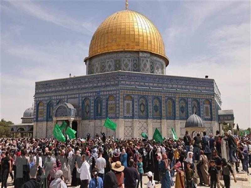 Các tín đồ Hồi giáo Palestine tại đền Al-Aqsa (mà Israel gọi là Núi Đền) ở Jerusalem, ngày 22/4/2022. (Ảnh: AFP/TTXVN)