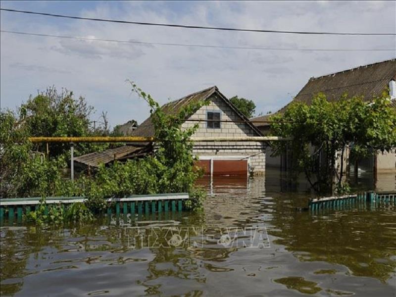 Cảnh ngập lụt sau vỡ đập thủy điện Kakhovka ở Kherson, Ukraine (Ảnh: THX/TTXVN)