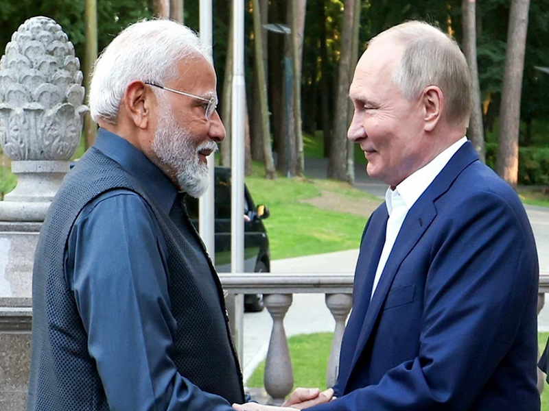 Thủ tướng Ấn Độ Narendra Modi (trái) và Tổng thống Nga Vladimir Putin tại cuộc gặp ở Moskva ngày 8/7. (Ảnh: ANI/TTXVN)