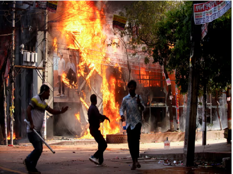 Một cửa hàng may mặc bốc cháy ở thủ đô Dhaka của Bangladesh. (Ảnh: AFP/Getty Images)