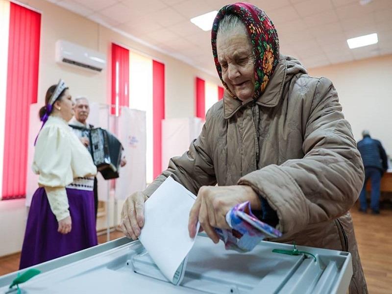 Cử tri Nga bỏ phiếu bầu cử tổng thống. Ảnh: Erik Romanenko/TASS