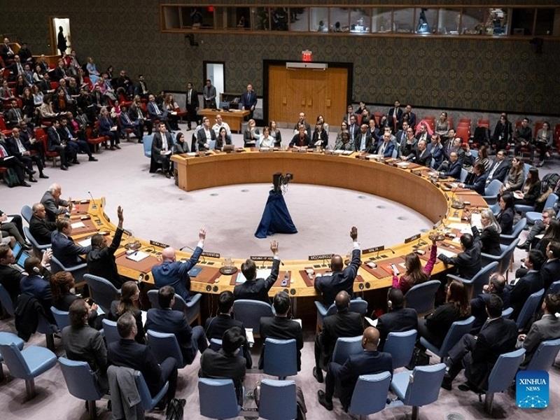 Đại diện các nước bỏ phiếu về dự thảo nghị quyết trong cuộc họp của Hội đồng Bảo an Liên hợp quốc, ngày 20/2/2024. (Ảnh: Xinhua)