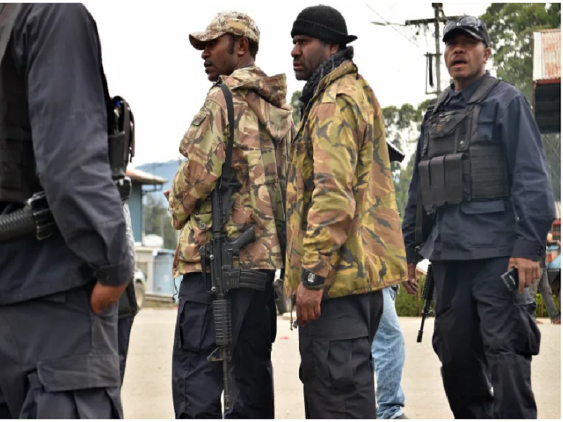 Cảnh sát chuẩn bị tuần tra ở thị trấn Wabag thuộc tỉnh cao nguyên Enga của Papua New Guinea, ngày 21/11/2018. (Ảnh: AFP)