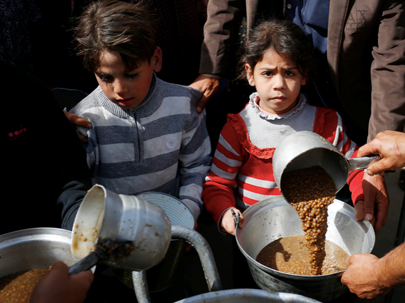 Trẻ em Gaza đi sơ tán cùng gia đình xin thức ăn viện trợ. Ảnh: UNRWA