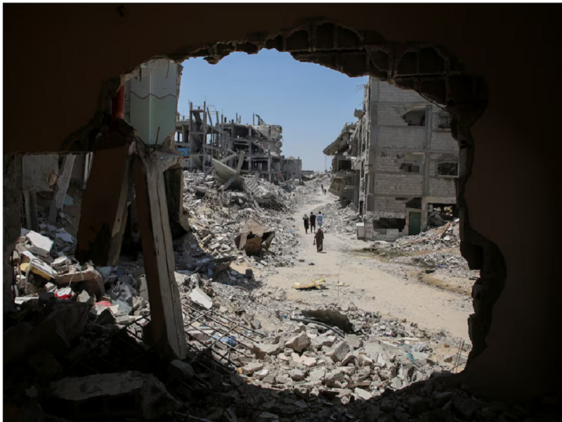 Những ngôi nhà bị phá hủy trong cuộc tấn công của quân đội Israel ở Khan Younis, phía Nam Dải Gaza, ngày 10/7/2024. (Ảnh: Reuters)