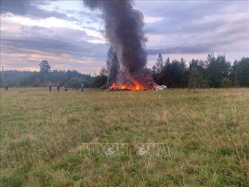 Xác máy bay chở người đứng đầu Tập đoàn quân sự tư nhân Wagner, ông Yevgeny Prigozhin, bốc cháy gần khu làng thuộc vùng Kuzhenkino, tỉnh Tver, Nga ngày 23/8/2023. (Ảnh: AFP/TTXVN)