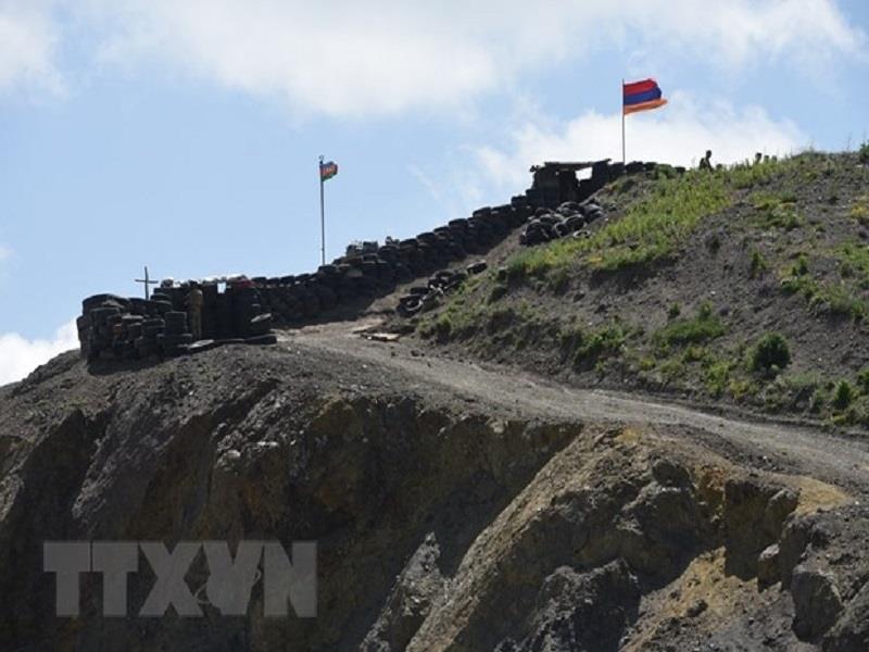 Quốc kỳ Azerbaijan (trái) và quốc kỳ Armenia tại trạm kiểm soát biên giới giữa hai nước ở làng Sotk (Armenia). (Ảnh: AFP/TTXVN)