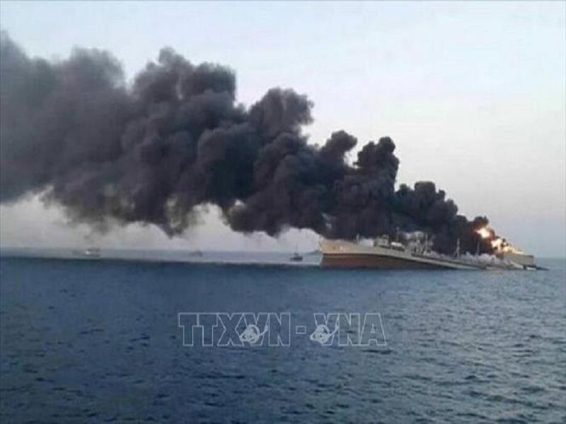 Khói bốc lên ngùn ngụt từ con tàu bị lực lượng Houthi tấn công trên Biển Đỏ. Ảnh: IRNA/TTXVN