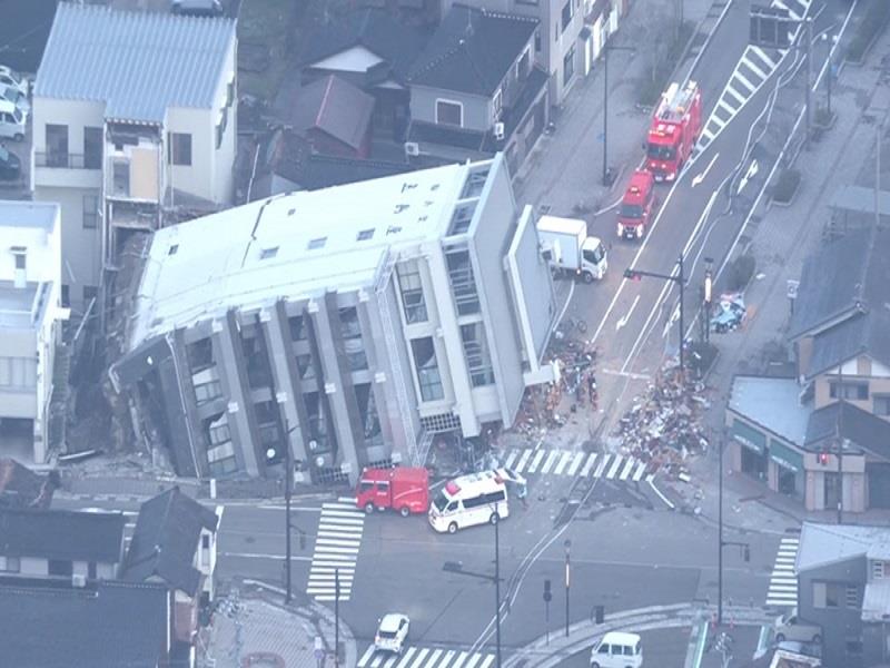 Một tòa nhà bị đổ sập do ảnh hưởng của trận động đất ngày 1/1 ở miền Trung Nhật Bản (Ảnh: NHK)
