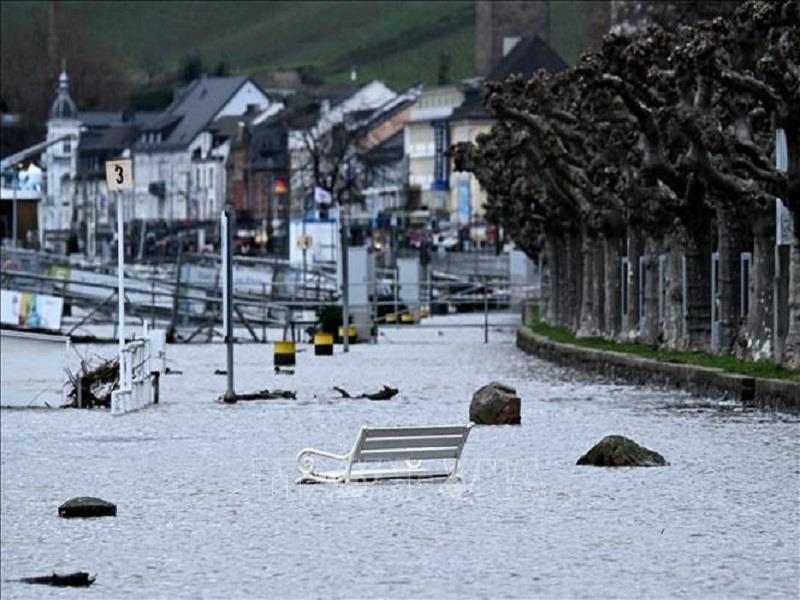 Nước sông Rhein dâng cao gây ngập lụt tại nhiều khu vực ở Ruedesheim am Rhein, Tây Đức, ngày 29/12/2023. (Ảnh: AFP/TTXVN)