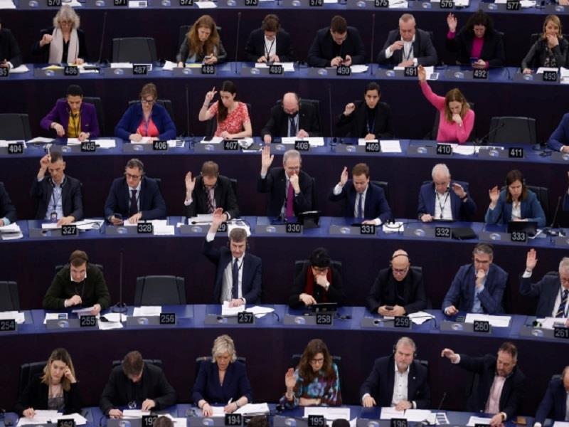 Các nhà lập pháp Liên minh châu Âu bỏ phiếu về Đạo luật AI tại Nghị viện châu Âu ngày 13/3 ở Strasbourg, Pháp. Ảnh: AP