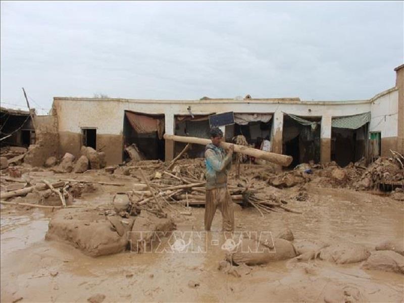 Bùn ngập sau lũ tại  một ngôi làng ở tỉnh Baghlan, Afghanistan ngày 11/5/2024 .(Ảnh: THX/TTXVN)