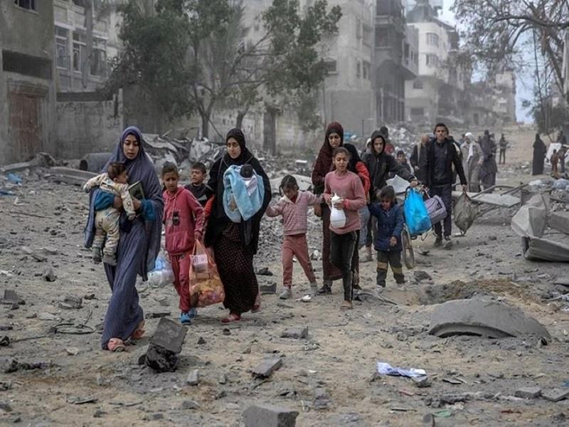 Người dân rời khỏi các khu vực bị ảnh hưởng bởi xung đột ở Gaza. (Ảnh: The Straits Times)