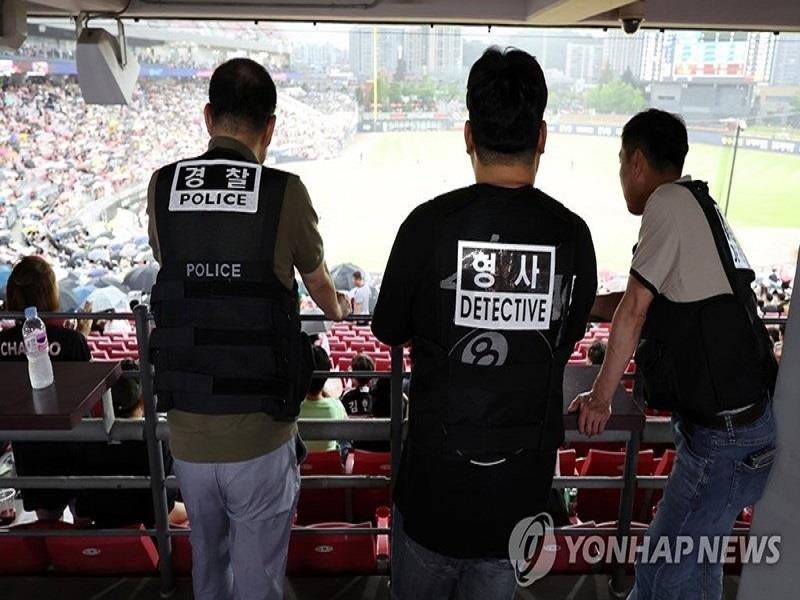Cảnh sát tuần tra sân bóng chày Gwangju, cách Seoul khoảng 267km về phía nam, ngày 8/8/2023 (Ảnh: Yonhap)