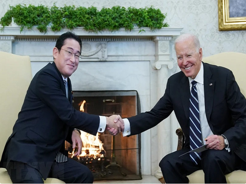 Tổng thống Mỹ Joe Biden (phải) trong cuộc gặp Thủ tướng Nhật Bản Fumio Kishida tại Washington, DC., ngày 13/1/2023. (Ảnh: AFP/TTXVN)