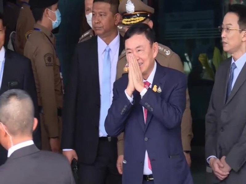 Cựu Thủ tướng Thaksin xuất hiện tại sân bay Don Mueang sáng 22/8. (Ảnh: Thai Enquire)