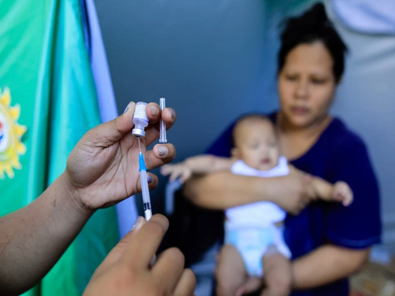 Một nhân viên y tế Philippines chuẩn bị tiêm vaccine cho trẻ ở thành phố Paranaque, Metro Manila (Ảnh: EPA-EFE)