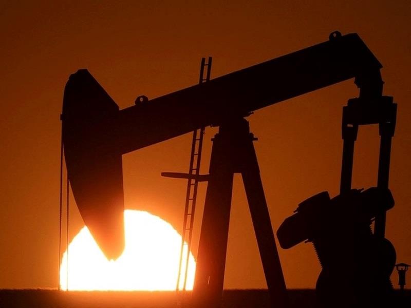 Tính chung cả tuần, giá 2 loại dầu Brent và WTI giảm hơn 1%. (Ảnh: Reuters)