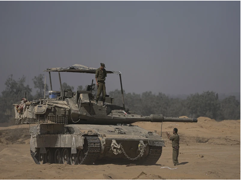 Xe tăng của quân đội Israel tại khu vực tiếp giáp với Gaza, ngày 12/6/2024. (Ảnh: AP)
