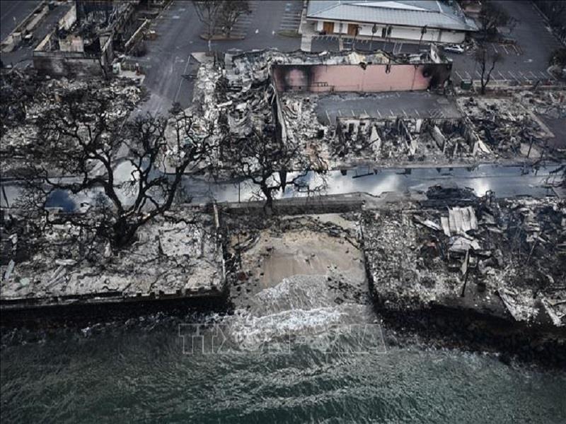 Nhiều ngôi nhà bị thiêu rụi trong vụ cháy rừng tại Maui, Hawaii, Mỹ, ngày 10/8/2023. (Ảnh: AFP/TTXVN)