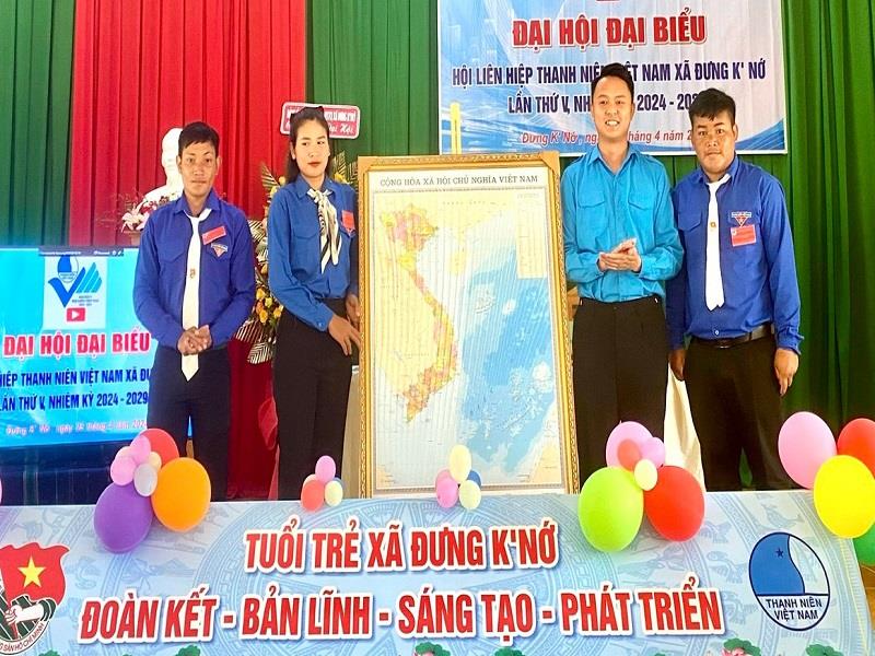 Hội LHTN Việt Nam huyện Lạc Dương trao tặng bản đồ hưởng ứng cuộc vận động Tự hào một dải non sông