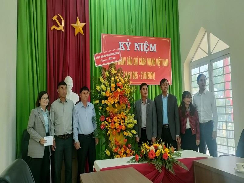 Các đồng chí lãnh đạo huyện tặng hoa chúc mừng tập thể Trung tâm Văn hóa, Thông tin và Thể thao huyện