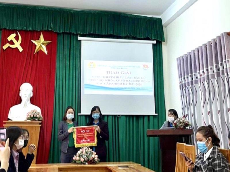 Đ/c Nguyễn Thụy Thu Thủy - HUV, Chủ tịch LĐLĐ huyện (đứng phải giữa ảnh) trao giải nhất cho đại diện Cụm thi đua số 2 khối hành chính