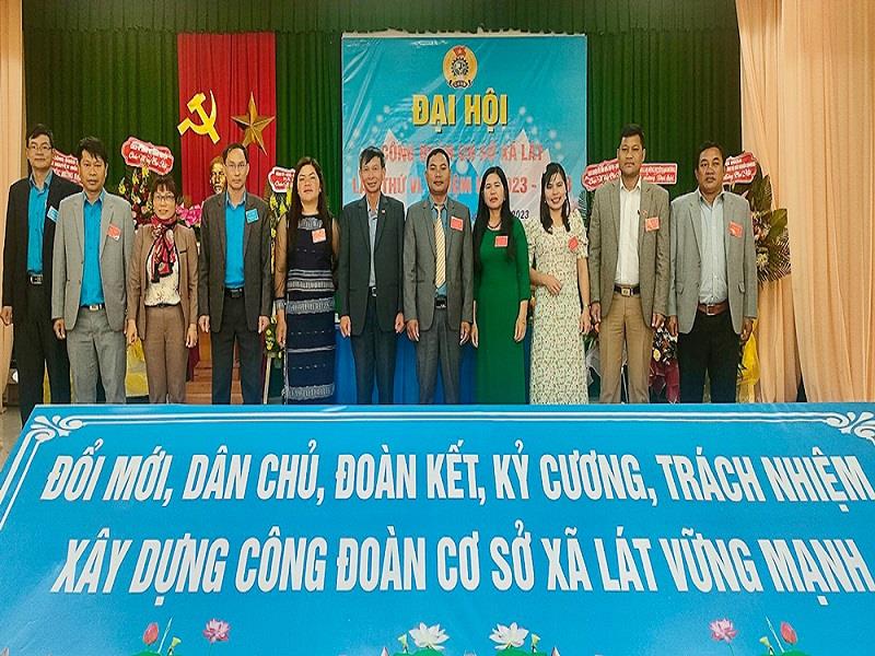 Các đại biểu chụp hình lưu niệm với Ban Chấp hành CĐCS xã Lát nhiệm kỳ 2023 - 2028