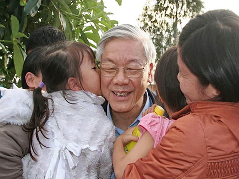 Tổng Bí thư Nguyễn Phú Trọng cùng bà con Nhân dân xã Đông Thanh, huyện Lâm Hà, tỉnh Lâm Đồng vào năm 2012