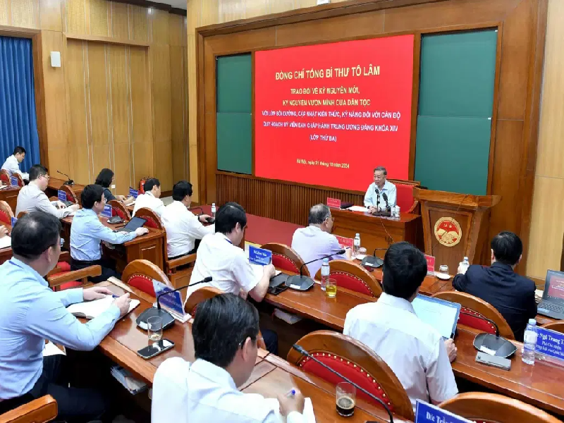 Tổng Bí thư Tô Lâm trao đổi với các học viên Lớp bồi dưỡng, cập nhật kiến thức, kỹ năng đối với cán bộ quy hoạch Ủy viên Trung ương Đảng khóa XIV về kỷ nguyên mới, kỷ nguyên vươn mình của dân tộc. (Nguồn: nhandan.vn)