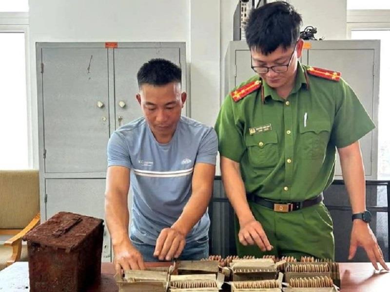 Công an xã Đạ Sar tiếp nhận thùng đạn từ người dân.