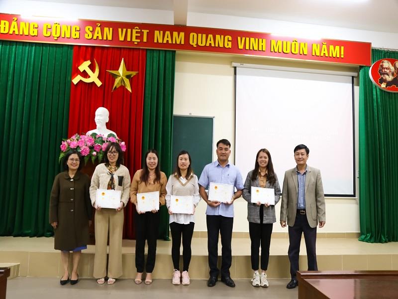 Trao chứng nhận hoàn thành lớp học cho học viên