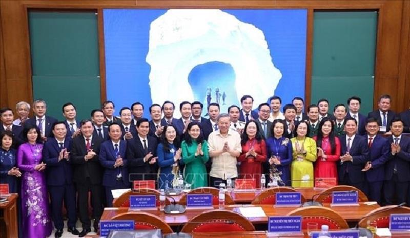 Tổng Bí thư Tô Lâm với các học viên Lớp Bồi dưỡng, cập nhật kiến thức, kỹ năng đối với cán bộ quy hoạch Ủy viên Ban Chấp hành Trung ương Đảng khóa XIV (Lớp thứ tư).