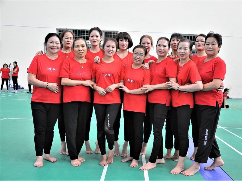 Các thành viên của CLB Yoga Dance thị trấn Lạc Dương