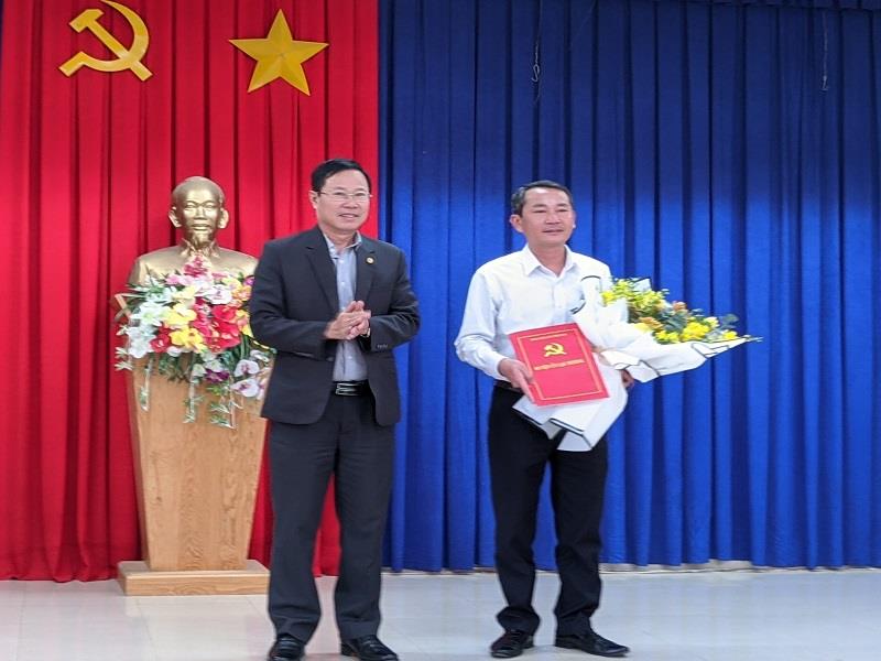 Đồng chí Phạm Triều - TUV, Bí thư Huyện ủy, Chủ tịch HĐND huyện trao quyết định cho đồng chí Lê Đức Long