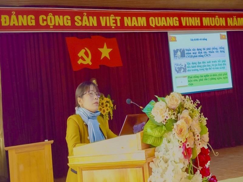 Đồng chí Trưởng Ban Tuyên giáo Huyện ủy Lạc Dương thông tin, cập nhật những kiến thức mới cho cán bộ, đảng viên của xã