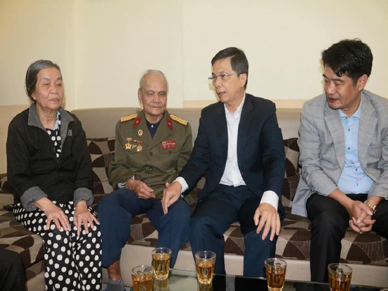 Phó Chủ tịch UBND tỉnh Lâm Đồng Đặng Trí Dũng thăm hỏi tình hình sức khỏe thương binh Nguyễn Điện - Phường 2, Đà Lạt