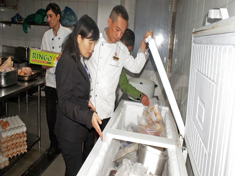 Chi cục An toàn vệ sinh thực phẩm tỉnh kiểm tra công tác đảm bảo an toàn thực phẩm tại một nhà hàng ở TP Đà Lạt