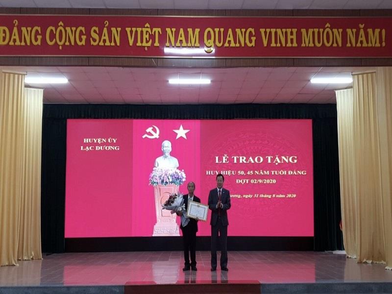 Đồng chí Phạm Triều-TUV, Bí thư Huyện ủy Lạc Dương trao Huy hiệu 50 năm tuổi Đảng