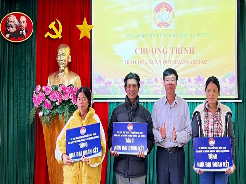 Ủy ban MTTQ Việt Nam huyện Lạc Dương trao tặng nhà Đại đoàn kết từ Quỹ Vì người nghèo cho các hộ nghèo trên địa bàn huyện