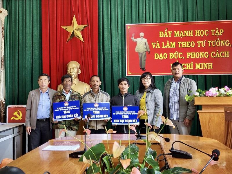 Lãnh đạo Ủy ban MTTQ Việt Nam huyện trao nhà “Đại đoàn kết” năm 2022 cho các hộ nghèo tại xã vùng sâu Đưng K’Nớ