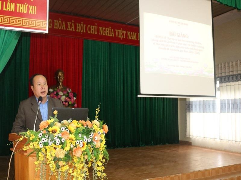 Đồng chí Trịnh Xuân Tự - HUV, Bí thư Đảng ủy, Chủ tịch HĐND xã trực tiếp báo cáo các chuyên đề tại hội nghị
