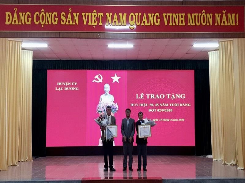 Đồng chí Ya Tiong-Phó Bí thư Thường trực Huyện ủy, Chủ tịch HĐND huyện Lạc Dương trao Huy hiệu 45 năm tuổi Đảng