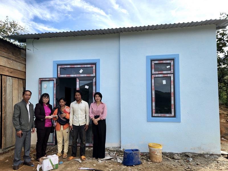 Lãnh đạo Ủy ban MTTQ Việt Nam huyện nghiệm thu trao nhà “Đại đoàn kết” cho hộ nghèo tại xã Đạ Sar năm 2022
