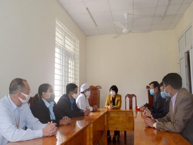 Trưởng ban Dân vận Tỉnh ủy thăm Phòng khám đa khoa khu vực Đạ Nhim