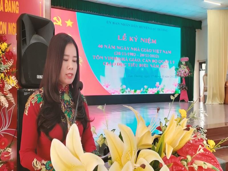 Đồng chí Nguyễn Thị Thủy - Trưởng phòng Giáo dục và Đạo tạo trình bày diễn văn ôn lại truyền thống 40 năm Ngày Nhà giáo Việt Nam (20/11/1982-20/11/2022)