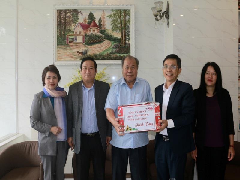 Phó Chủ tịch UBND tỉnh Lâm Đồng Đặng Trí Dũng thăm, tặng quà gia đình ông Hồ Ngọc Thắng - Phường 1, Đà Lạt