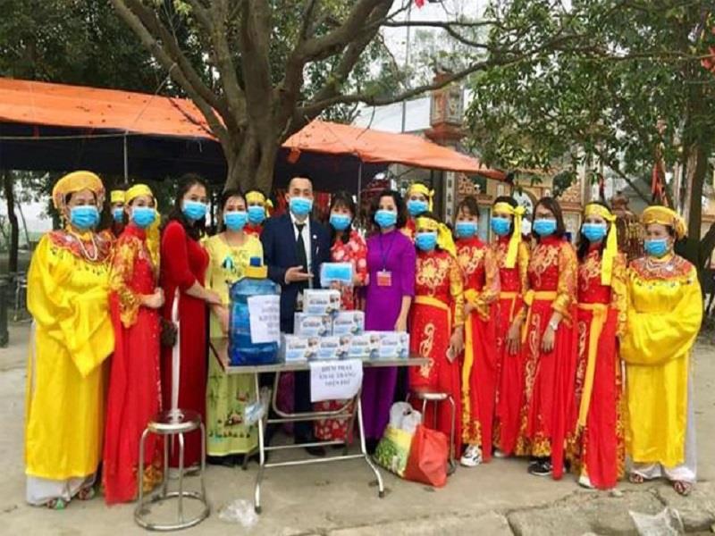 Phát khẩu trang miễn phí tại lễ hội cổ truyền phường Phú Lương (quận Hà Đông, Hà Nội)